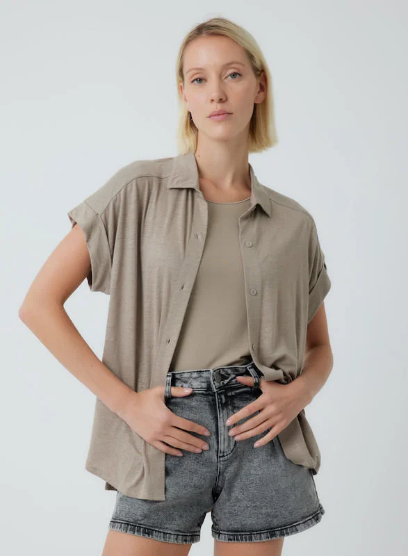 Stretch Linen Short Sleeve Button Down Shirt in Desert