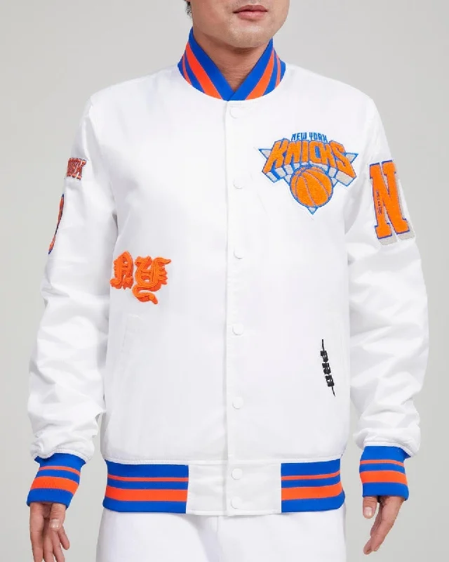 NBA NEW YORK KNICKS OLD ENGLISH MEN'S SATIN JACKET (WHITE)